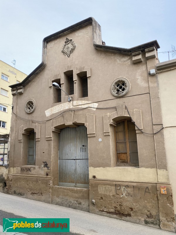 Imatge pels mitjans: Pintar la façana de l'Antic Escorxador i les parets que donen a l'aparcament per dignificar i embellir aquest espai.