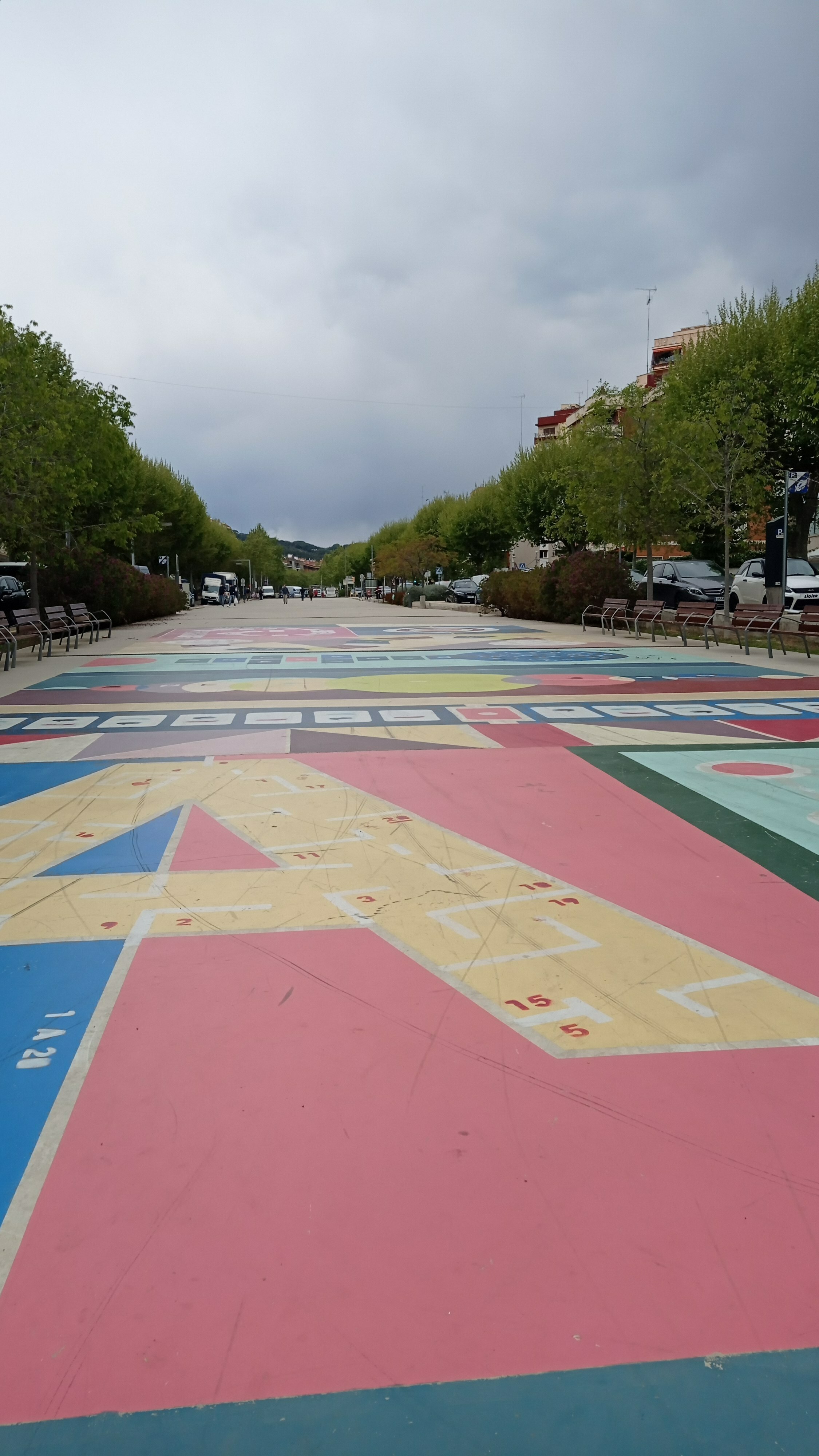 Imatge pels mitjans: Instal·lar més bancs i més repartits a la nova zona coberta de la riera