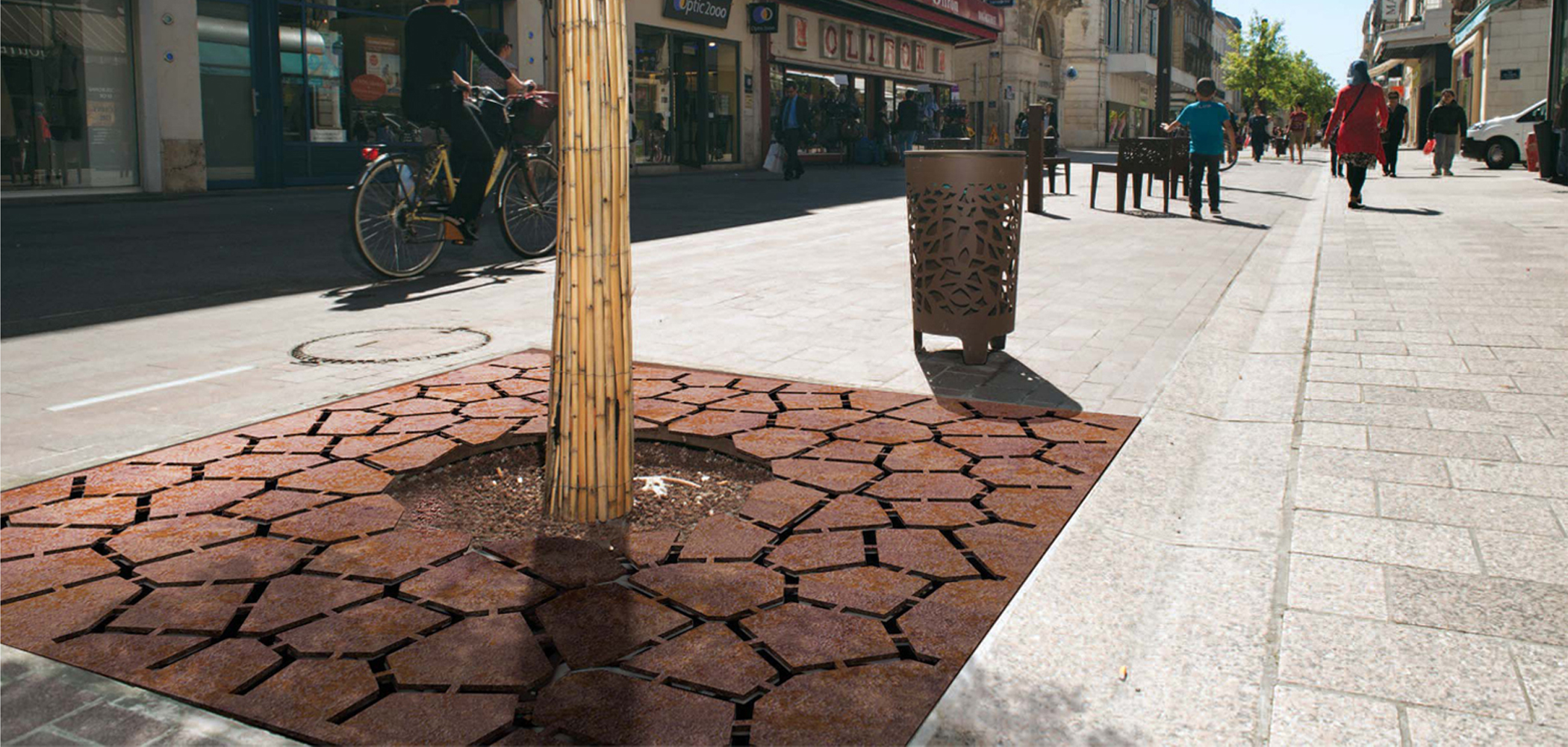 Imatge pels mitjans: Posar protecció als escocells dels arbres de la Riera i d'altres zones d'Arenys perquè la gent no s'hi entrebanqui